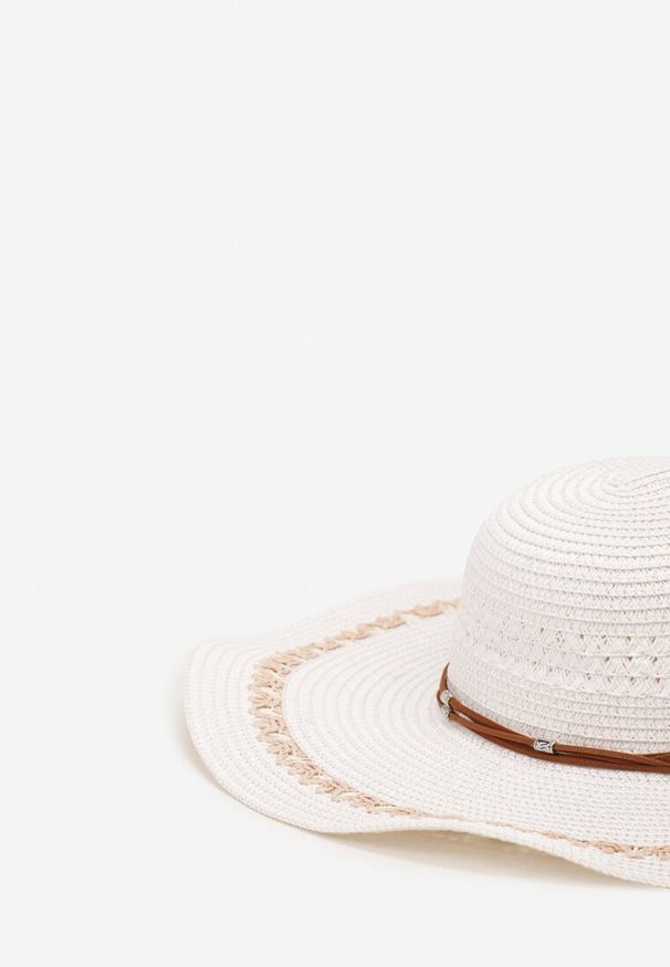 Born2be - Biały Szeroki Kapelusz z Naturalnej Plecionki Ozdobiony Rzemykiem Noavlee. Kolor: biały. Materiał: len. Wzór: aplikacja. Sezon: lato. Styl: boho, klasyczny, elegancki, casual