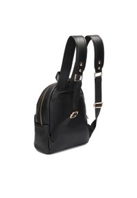 Kazar - Czarny skórzany plecak z dużym monogramem. Kolor: czarny. Materiał: syntetyk, skóra. Wzór: aplikacja. Styl: klasyczny #4