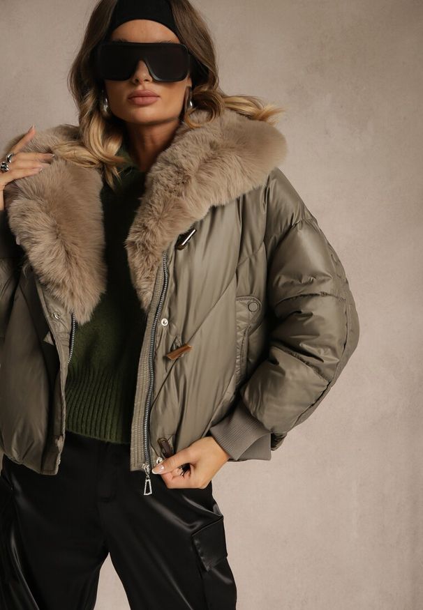 Renee - Ciemnozielona Pudełkowa Kurtka z Pikowanymi Przeszyciami i Kapturem z Futrem Ruvitta. Okazja: na co dzień. Kolor: zielony. Materiał: futro. Sezon: zima. Styl: elegancki, casual