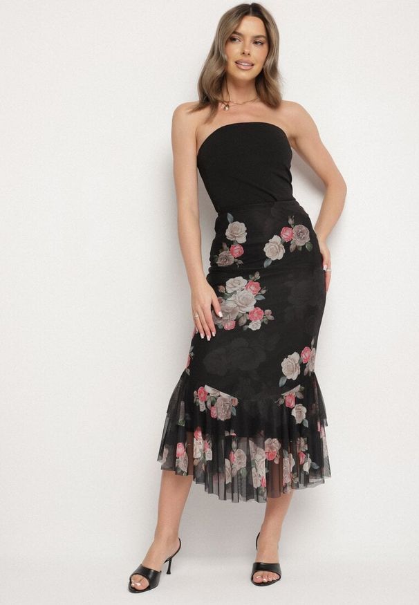 Born2be - Czarna Spódnica o Dopasowanym Kroju Zdobiona Falbanką Efririsse. Okazja: na co dzień. Kolor: czarny. Wzór: aplikacja. Styl: casual, klasyczny