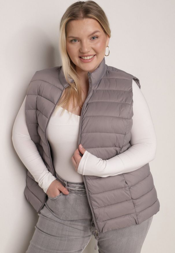 Born2be - Szara Pikowana Kamizelka Przejściowa ze Stójką Edanwen. Typ kołnierza: kołnierzyk stójkowy. Kolekcja: plus size. Kolor: szary. Materiał: jeans, nylon. Styl: klasyczny