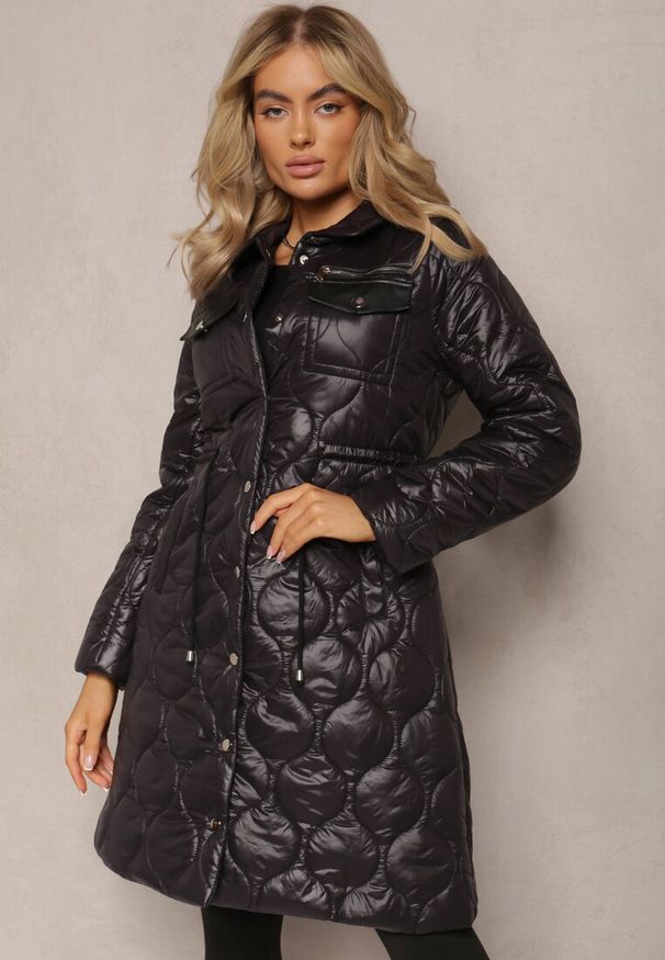 Renee - Czarna Kurtka za Kolano z Kołnierzem Pikowana Vilia. Kolor: czarny. Materiał: materiał. Sezon: jesień, wiosna. Styl: klasyczny