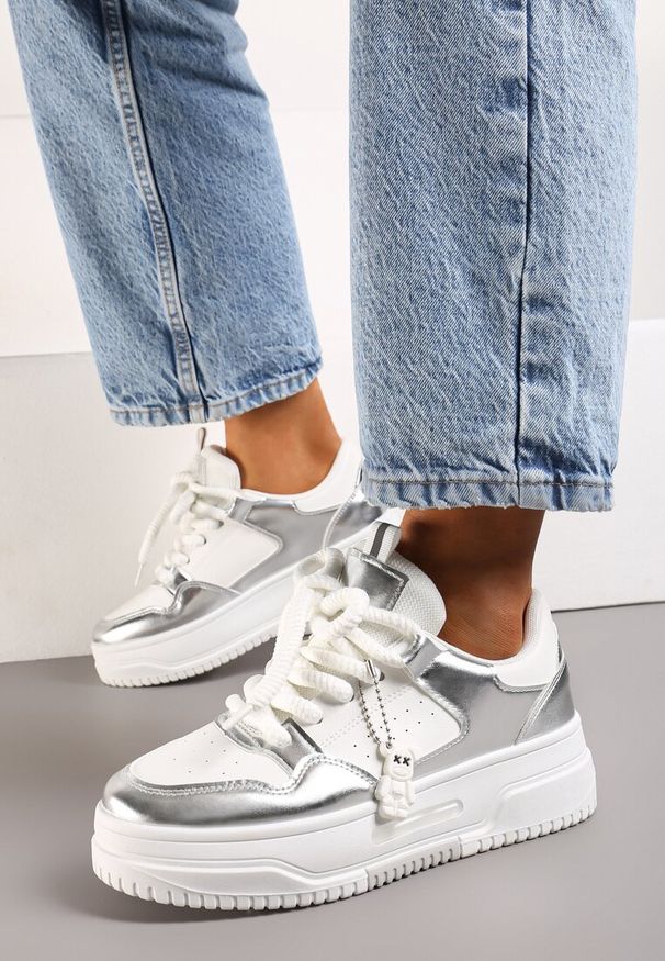 Renee - Biało-Srebrne Sneakersy z Zawieszką Misia i Szerokimi Sznurowadłami Alrikad. Okazja: na co dzień, do pracy, na spotkanie biznesowe. Kolor: biały. Materiał: jeans. Obcas: na obcasie. Wysokość obcasa: niski