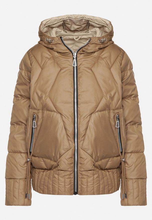 Born2be - Ciemnobeżowa Dwustronna Kurtka Pikowana z Kieszeniami i Kapturem Eralethra. Okazja: na co dzień, na spacer. Kolor: beżowy. Materiał: jeans. Długość rękawa: długi rękaw. Długość: długie. Wzór: aplikacja. Styl: casual, elegancki