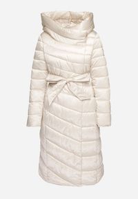 Born2be - Jasnobeżowa Pikowana Kurtka z Asymetrycznym Zapięciem i Kapturem Wiązana w Talii Tilita. Okazja: na co dzień. Kolor: beżowy. Materiał: jeans. Styl: klasyczny, casual, elegancki #7