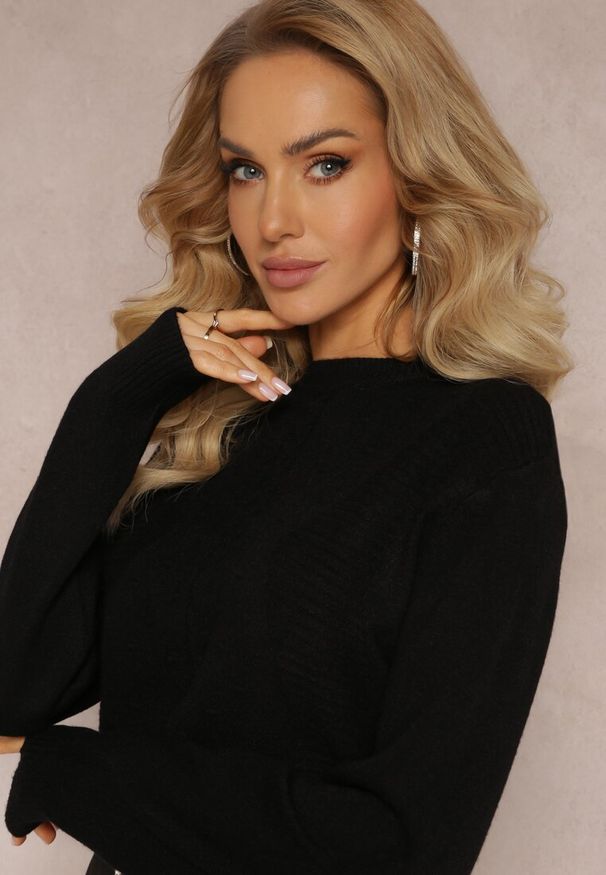 Renee - Czarny Sweter z Ozdobnym Splotem Ewenna. Kolor: czarny. Materiał: tkanina, dzianina. Długość rękawa: długi rękaw. Długość: długie. Wzór: ze splotem. Styl: klasyczny