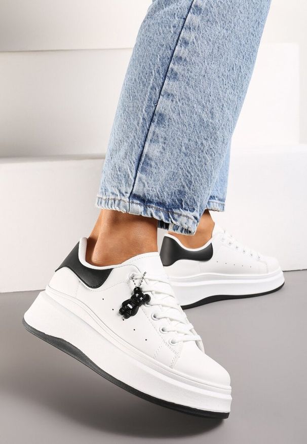 Renee - Biało-Czarne Sneakersy na Platformie z Perforacją z Zawieszką Misia Seelin. Okazja: na co dzień. Kolor: biały. Materiał: dzianina, skóra. Obcas: na platformie. Wysokość obcasa: średni