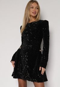 Born2be - Czarna Cekinowa Sukienka Koktajlowa z Geometrycznymi Ramionami Reffera. Okazja: na imprezę. Kolor: czarny. Długość rękawa: długi rękaw. Wzór: geometria. Typ sukienki: rozkloszowane. Styl: wizytowy #1