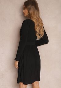 Renee - Czarna Sukienka Plisowana z Paskiem Phile. Kolor: czarny. Długość rękawa: długi rękaw. Styl: klasyczny. Długość: mini