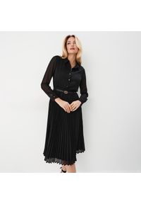 Mohito - Czarna sukienka midi z plisowanym dołem - Czarny. Kolor: czarny. Długość: midi