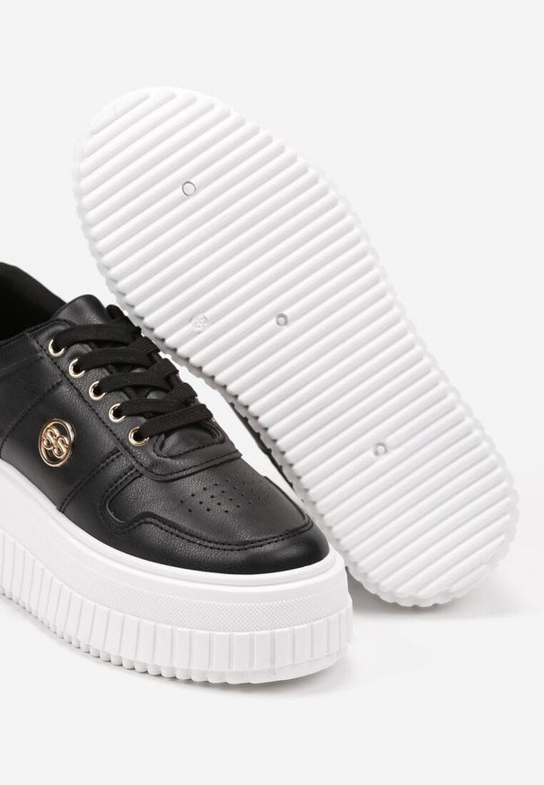 Renee - Czarne Sneakersy na Tłoczonej Platformie z Metaliczną Wstawką z Boku Mevel. Okazja: na co dzień. Kolor: czarny. Materiał: skóra, jeans. Obcas: na platformie. Sport: turystyka piesza