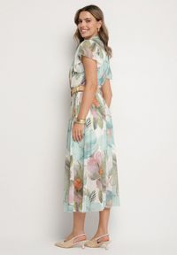 Born2be - Jasnozielona Sukienka o Rozkloszowanym Kroju z Wiązaniem przy Dekolcie i Paskiem Sorilina. Okazja: na co dzień. Kolor: zielony. Długość rękawa: krótki rękaw. Wzór: kwiaty. Styl: casual, elegancki #5