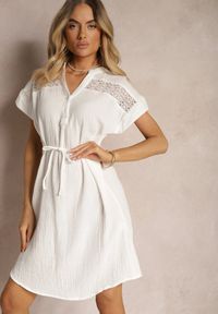 Renee - Biała Sukienka na Lato z Bawełny ze Sznureczkiem w Talii Rufalia. Kolor: biały. Materiał: bawełna. Długość rękawa: krótki rękaw. Sezon: lato. Typ sukienki: rozkloszowane