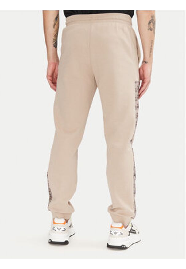 EA7 Emporio Armani Spodnie dresowe 7M000216 AF12660 U6155 Beżowy Regular Fit. Kolor: beżowy. Materiał: bawełna, syntetyk