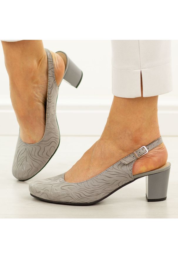 Szare skórzane Polskie czółenka damskie bez piety na obcasie Gregors 855. Nosek buta: okrągły. Zapięcie: pasek. Kolor: szary. Materiał: nubuk, skóra. Sezon: wiosna, lato. Obcas: na obcasie. Styl: elegancki, klasyczny. Wysokość obcasa: średni