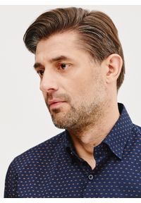 Pako Lorente - PAKO LORENTE – Granatowa koszula męska mikrowzór. Kolor: niebieski. Materiał: bawełna, elastan. Długość rękawa: długi rękaw. Długość: długie. Sezon: wiosna, lato #2