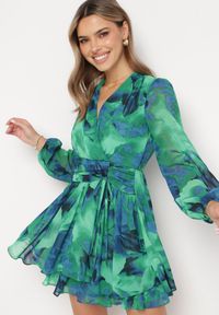 Born2be - Zielona Sukienka Mini z Kopertowym Dekoltem i Wzorem Tie-Dye Arisel. Okazja: na imprezę, na randkę. Kolor: zielony. Typ sukienki: kopertowe. Długość: mini
