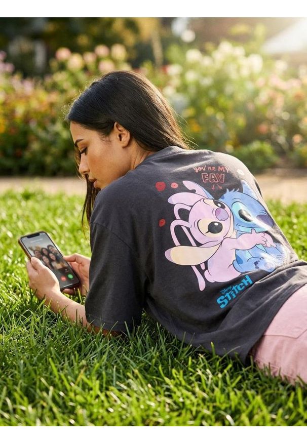 Sinsay - Bawełniana koszulka z krótkim rękawem Lilo & Stitch - szary. Kolor: szary. Materiał: bawełna. Długość rękawa: krótki rękaw. Długość: krótkie