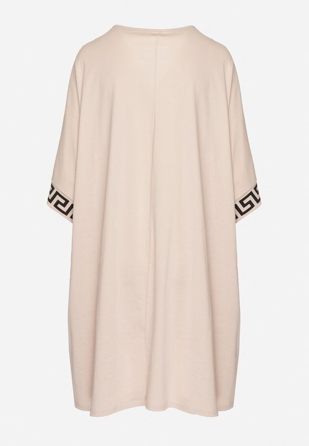 Born2be - Różowa Bawełniana Sukienka o Pudełkowym Kroju z Dekoltem w Serek Amosa. Okazja: na co dzień. Typ kołnierza: dekolt w serek. Kolekcja: plus size. Kolor: różowy. Wzór: geometria, aplikacja. Typ sukienki: dla puszystych. Materiał: bawełna. Długość rękawa: krótki rękaw. Sezon: lato, wiosna. Styl: casual, elegancki