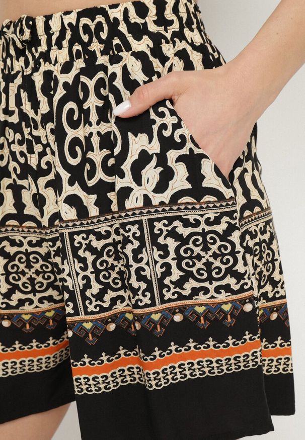 Born2be - Czarne Bawełniane Szorty Bermudy w Etniczny Wzór z Gumką w Talii i Kieszeniami Vomena. Okazja: na co dzień. Kolor: czarny. Materiał: bawełna. Styl: casual, elegancki