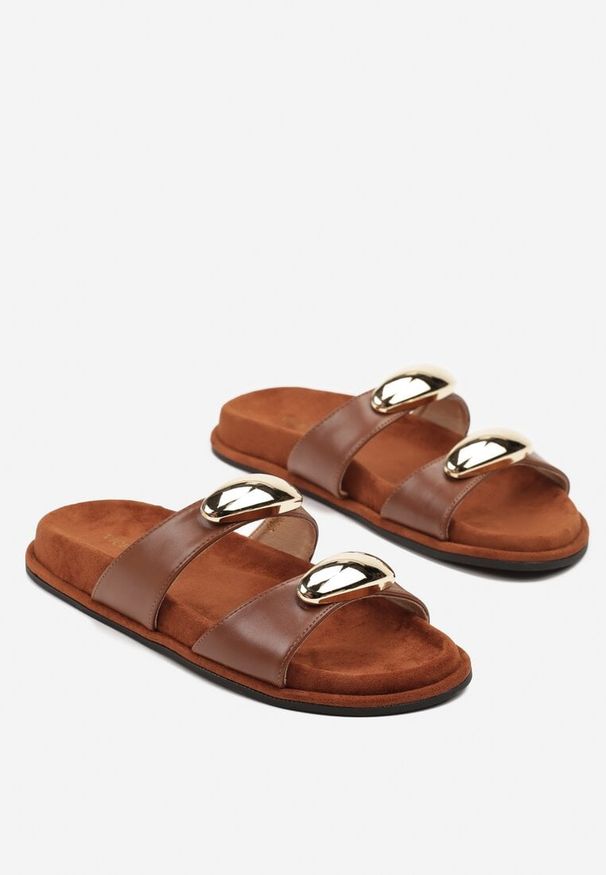 Born2be - Brązowe Klapki Vices Zdobione Aplikacjami Vomeza. Okazja: na co dzień. Kolor: brązowy. Materiał: len. Wzór: aplikacja. Styl: casual, klasyczny