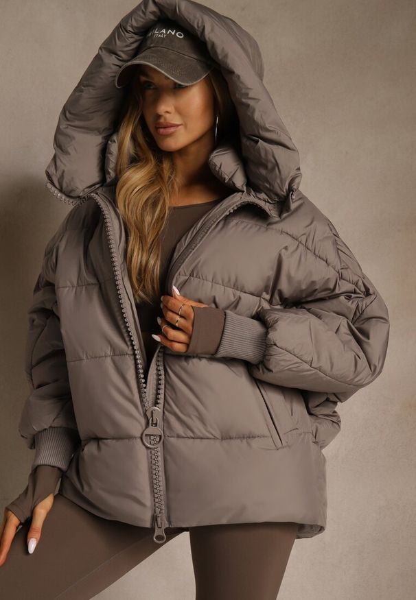 Renee - Ciemnobeżowa Oversizowa Kurtka Puffer z Kaputrem Mevenassa. Kolor: beżowy. Materiał: poliester, zamsz, dzianina. Sezon: zima. Styl: elegancki