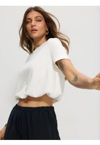 Sinsay - Bluzka z ozdobnymi perłami przy dekolcie z wiskozą - kremowy. Kolor: kremowy. Materiał: wiskoza #1