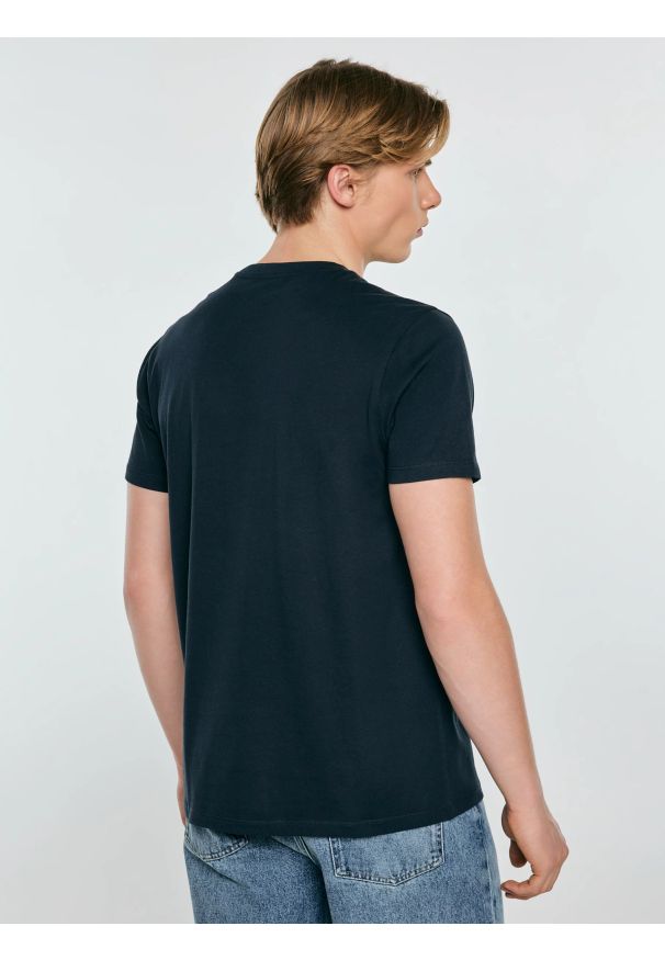 Big-Star - Koszulka męska z nadrukiem granatowa Sterir 403. Okazja: na co dzień. Kolor: niebieski. Materiał: jeans, bawełna. Wzór: nadruk. Sezon: lato. Styl: casual, klasyczny