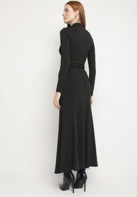 Born2be - Czarna Taliowana Sukienka Koktajlowa z Wiskozą i Półgolfem Zozelira. Okazja: na co dzień. Kolor: czarny. Materiał: wiskoza. Typ sukienki: proste. Styl: wizytowy #6