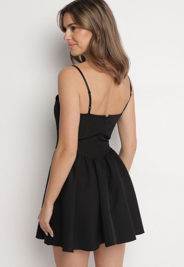 Born2be - Czarna Gorsetowa Sukienka z Rozkloszowanym Dołem Lealetia. Typ kołnierza: dekolt gorset. Kolor: czarny. Długość rękawa: na ramiączkach. Typ sukienki: gorsetowe