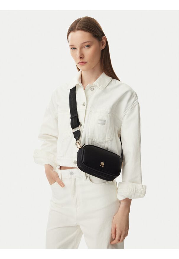 TOMMY HILFIGER - Tommy Hilfiger Torebka Th Logotape Camera Bag AW0AW18741 Czarny. Kolor: czarny. Materiał: skórzane