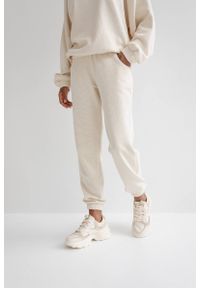 Marsala - Spodnie dresowe typu jogger w kolorze BRIGHT BEIGE ze strukturalnej dzianiny - DISPLAY. Stan: podwyższony. Materiał: dresówka, dzianina. Styl: elegancki