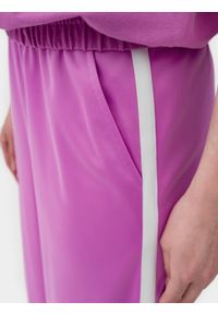4f - Spodnie dresowe z szerokimi nogawkami damskie. Stan: podwyższony. Kolor: fioletowy. Materiał: dresówka. Wzór: gładki