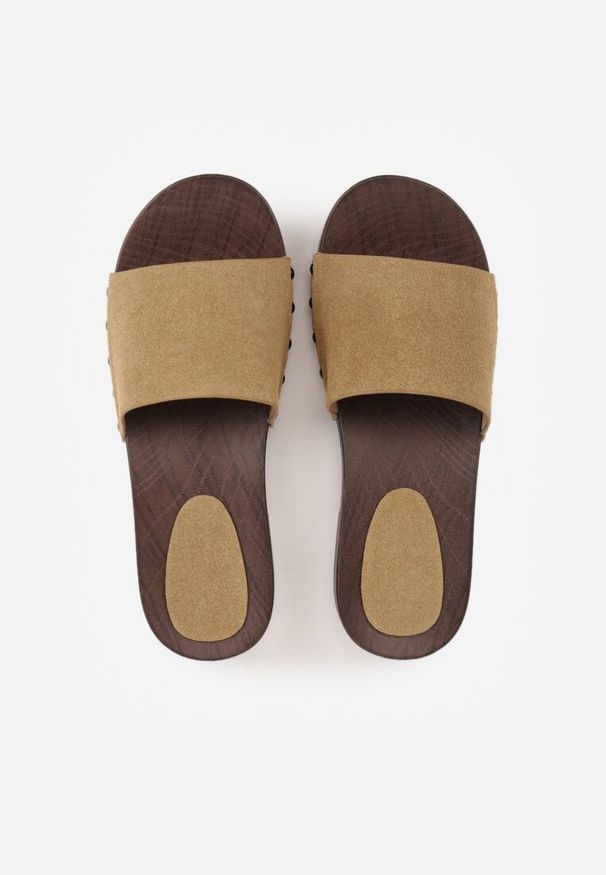 Renee - Ciemnobeżowe Klapki z Nitami po Bokach Xerxathan. Okazja: na co dzień. Kolor: beżowy. Styl: casual