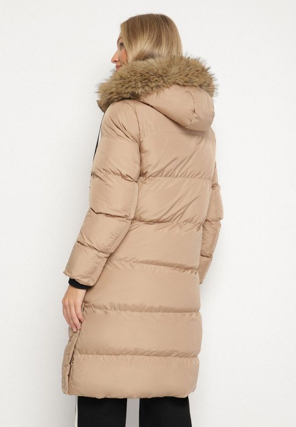 Born2be - Ciemnobeżowa Pikowana Kurtka z Kapturem z Futrem i Ozdobnymi Taśmami Lendria. Okazja: na spacer. Typ kołnierza: kaptur. Kolor: beżowy. Materiał: futro