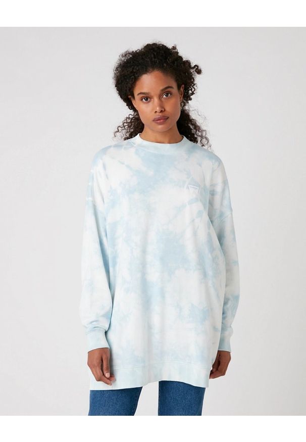 Wrangler - DAMSKA BLUZA MATERIAŁOWA WRANGLER OVERSIZED SWEAT BLUE TIE DYE W6Q4HAB27. Materiał: materiał