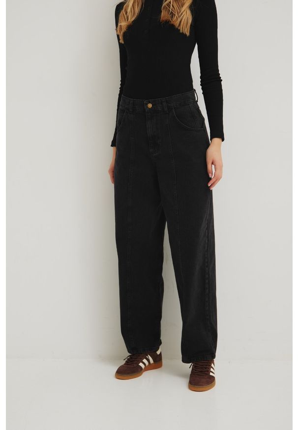 Marsala - Jeansy z przeszyciem na nogawce w kolorze WASHED BLACK - BALLON-S. Okazja: na co dzień. Stan: podwyższony. Materiał: jeans. Styl: casual, elegancki, street