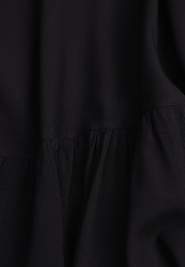 Born2be - Czarna Sukienka z Wiskozy Aikena. Okazja: na co dzień, na randkę, na spacer. Kolor: czarny. Materiał: wiskoza. Długość rękawa: na ramiączkach. Sezon: lato. Typ sukienki: proste. Styl: klasyczny, wakacyjny, casual