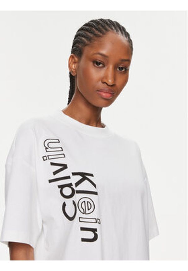Calvin Klein Jeans Sukienka codzienna J20J223042 Biały Oversize. Okazja: na co dzień. Kolor: biały. Materiał: bawełna. Typ sukienki: proste, oversize. Styl: casual