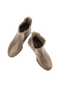 Beżowe Botki Lemar Ocieplane Skórzane Buty Na Obcasie. Okazja: na spotkanie biznesowe. Nosek buta: okrągły. Kolor: beżowy. Szerokość cholewki: normalna. Wzór: gładki. Materiał: skóra. Sezon: wiosna, jesień. Obcas: na obcasie. Styl: klasyczny, biznesowy. Wysokość obcasa: średni #3