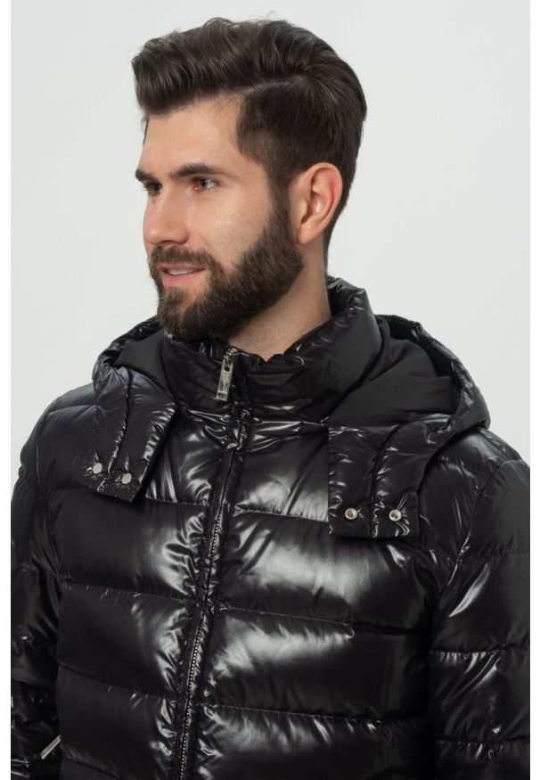 Valentino Garavani - VALENTINO GARAVANI Czarna kurtka puchowa męska z kapturem, Rozmiar 48. Typ kołnierza: kaptur. Kolor: czarny. Materiał: puch. Wzór: aplikacja