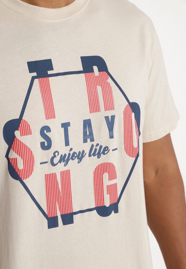 Born2be - Jasnobeżowa Koszulka z Bawełny Zdobiona Nadrukiem Nilithia. Okazja: na co dzień. Kolor: beżowy. Materiał: bawełna. Wzór: nadruk, aplikacja. Styl: casual, elegancki, sportowy, klasyczny