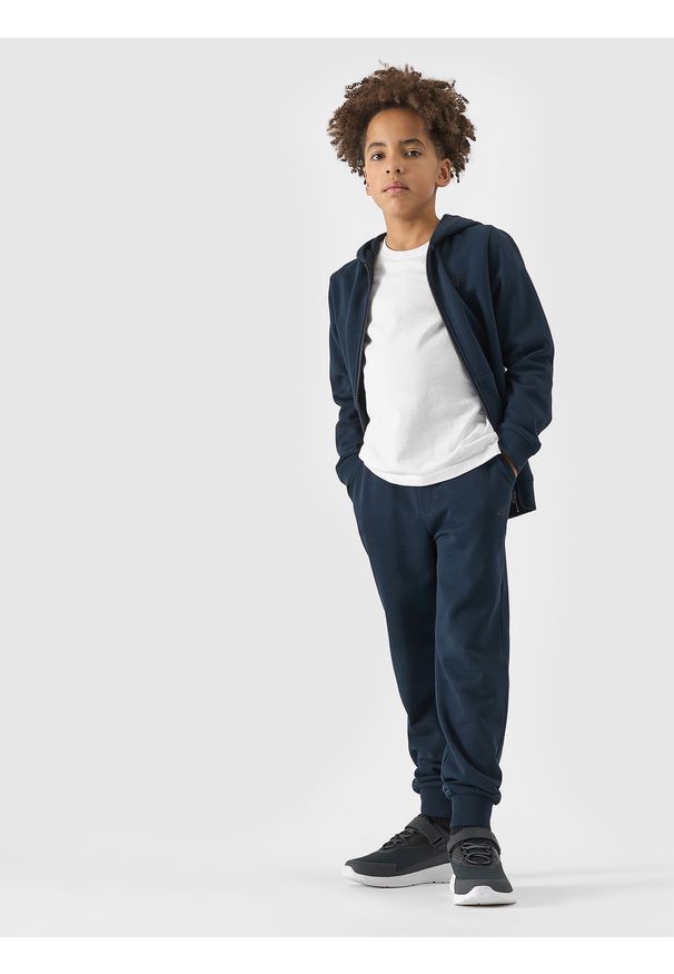 4f - 4F Spodnie dresowe joggery chłopięce - granatowe 164 (13-14 lat). Okazja: na co dzień. Kolor: niebieski. Materiał: dresówka. Wzór: ze splotem, gładki. Sezon: lato. Styl: sportowy, casual