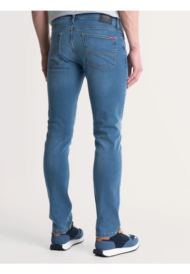 Big-Star - Jeansy męskie dopasowane z przetarciami niebieskie Tobias 367. Okazja: na co dzień. Stan: obniżony. Kolor: niebieski. Styl: casual, klasyczny, sportowy