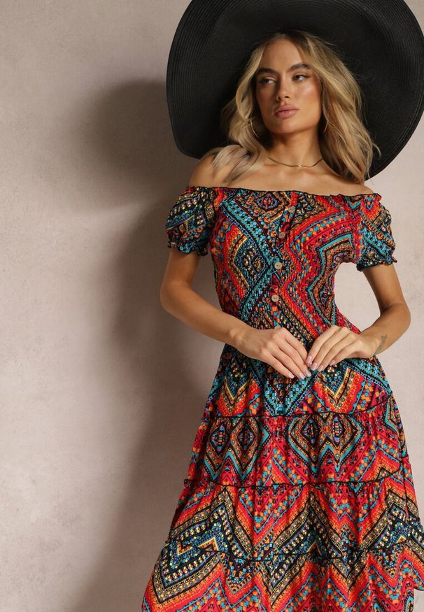 Renee - Czerwona Elastyczna Sukienka Boho z Hiszpańskim Dekoltem z Bawełny Solphina. Typ kołnierza: dekolt hiszpanka. Kolor: czerwony. Materiał: bawełna. Wzór: aplikacja. Styl: boho