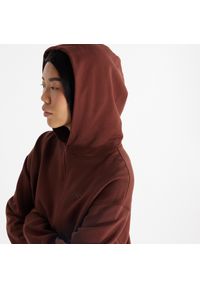 Bluza damska New Balance WT41537ROK – brązowa. Okazja: na co dzień. Kolor: brązowy. Materiał: prążkowany, bawełna, dresówka. Wzór: ze splotem. Styl: casual, klasyczny #5