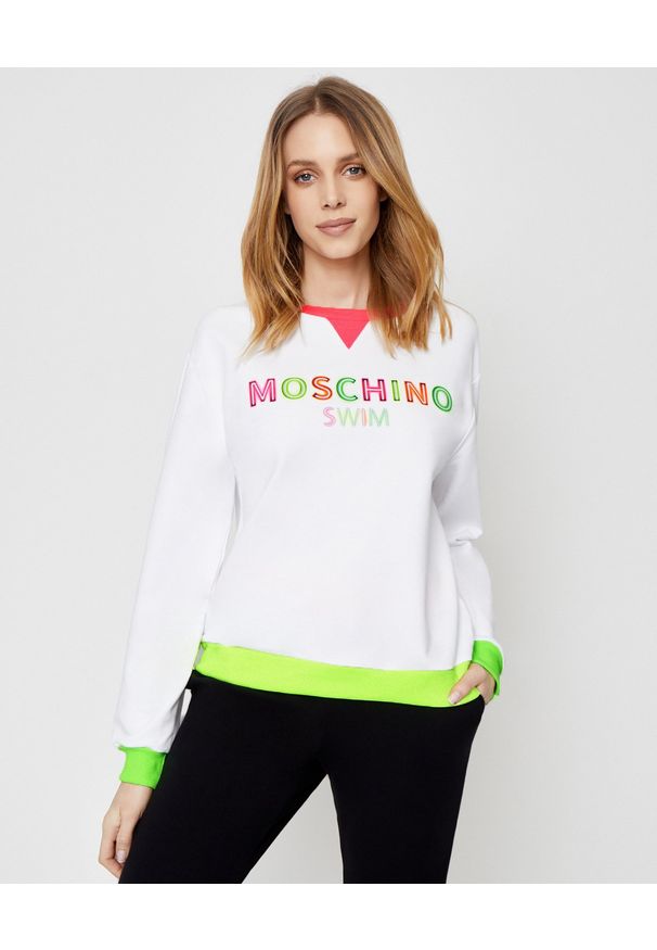 MOSCHINO - Biała bluza z logo. Okazja: na co dzień. Kolor: biały. Materiał: bawełna. Wzór: aplikacja, kolorowy. Styl: casual, sportowy