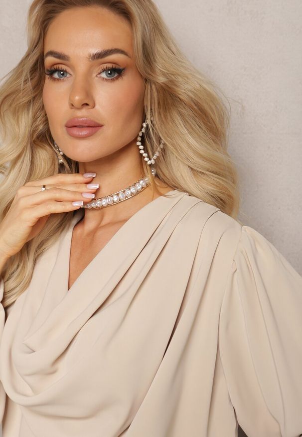 Renee - Beżowa Elegancka Bluzka z Marszczeniem i Zakładką Blusai. Kolor: beżowy. Styl: elegancki