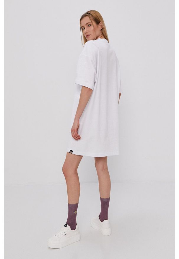 Dickies Sukienka kolor biały mini prosta. Okazja: na co dzień. Kolor: biały. Materiał: dzianina. Długość rękawa: krótki rękaw. Wzór: aplikacja. Typ sukienki: proste. Styl: casual. Długość: mini