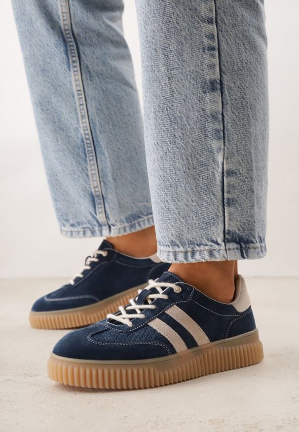 Renee - Granatowe Sneakersy Typu Tenisówki z Zamszu Naturalnego Ozdobione Paskami Tarinella. Okazja: na co dzień. Zapięcie: pasek. Kolor: niebieski. Materiał: zamsz. Wzór: aplikacja